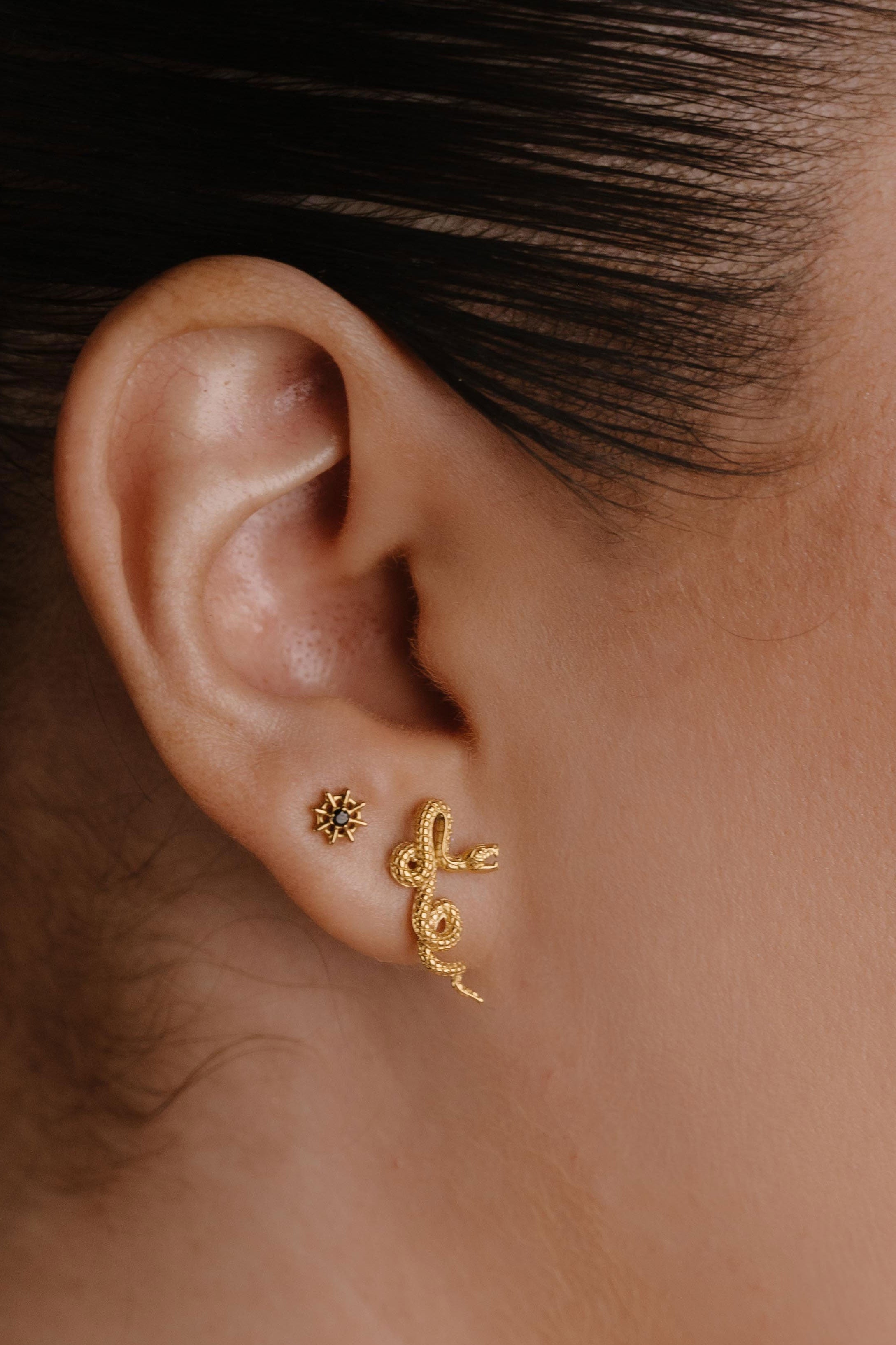 Serpentine Flat Back Stud