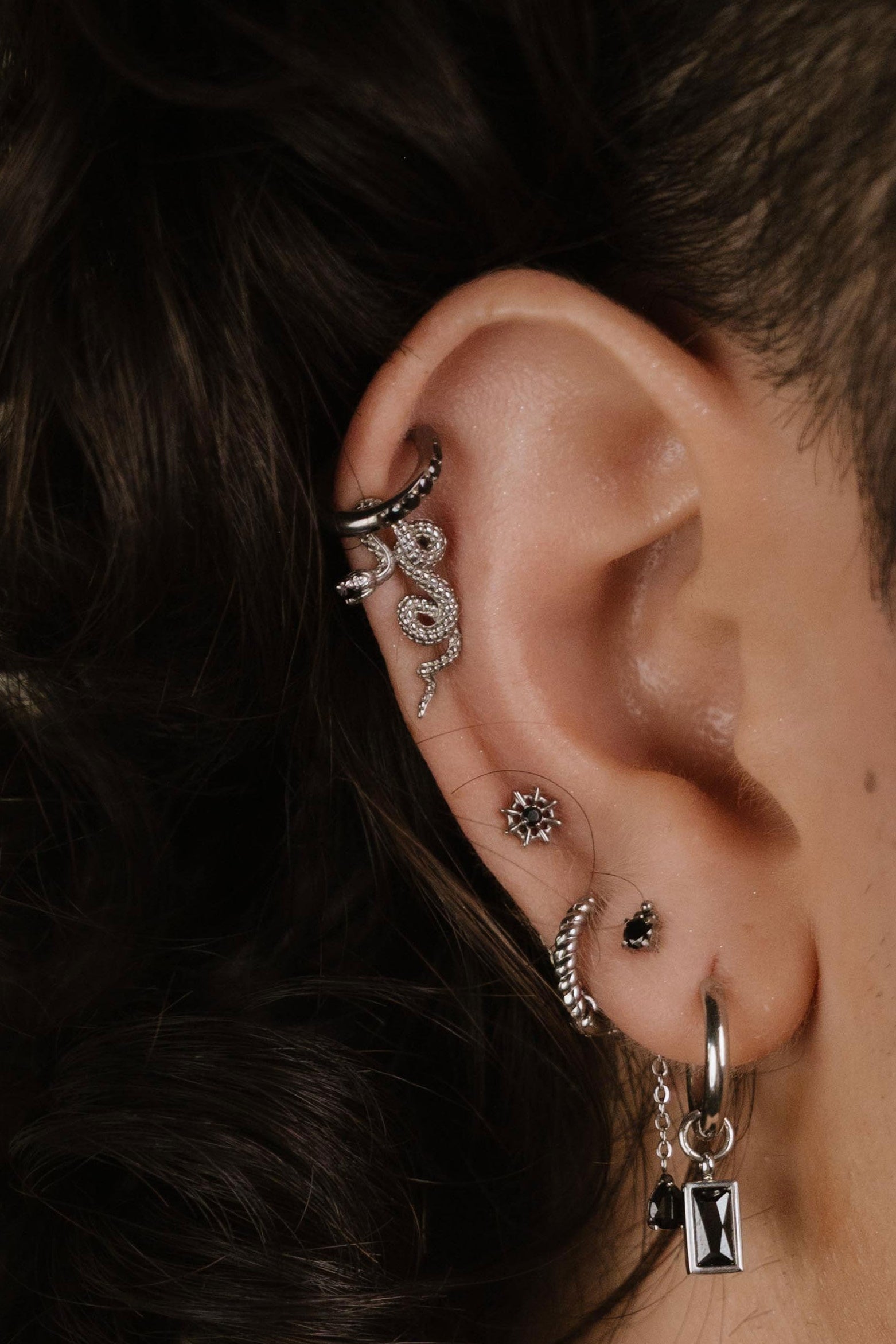 Serpentine Flat Back Stud