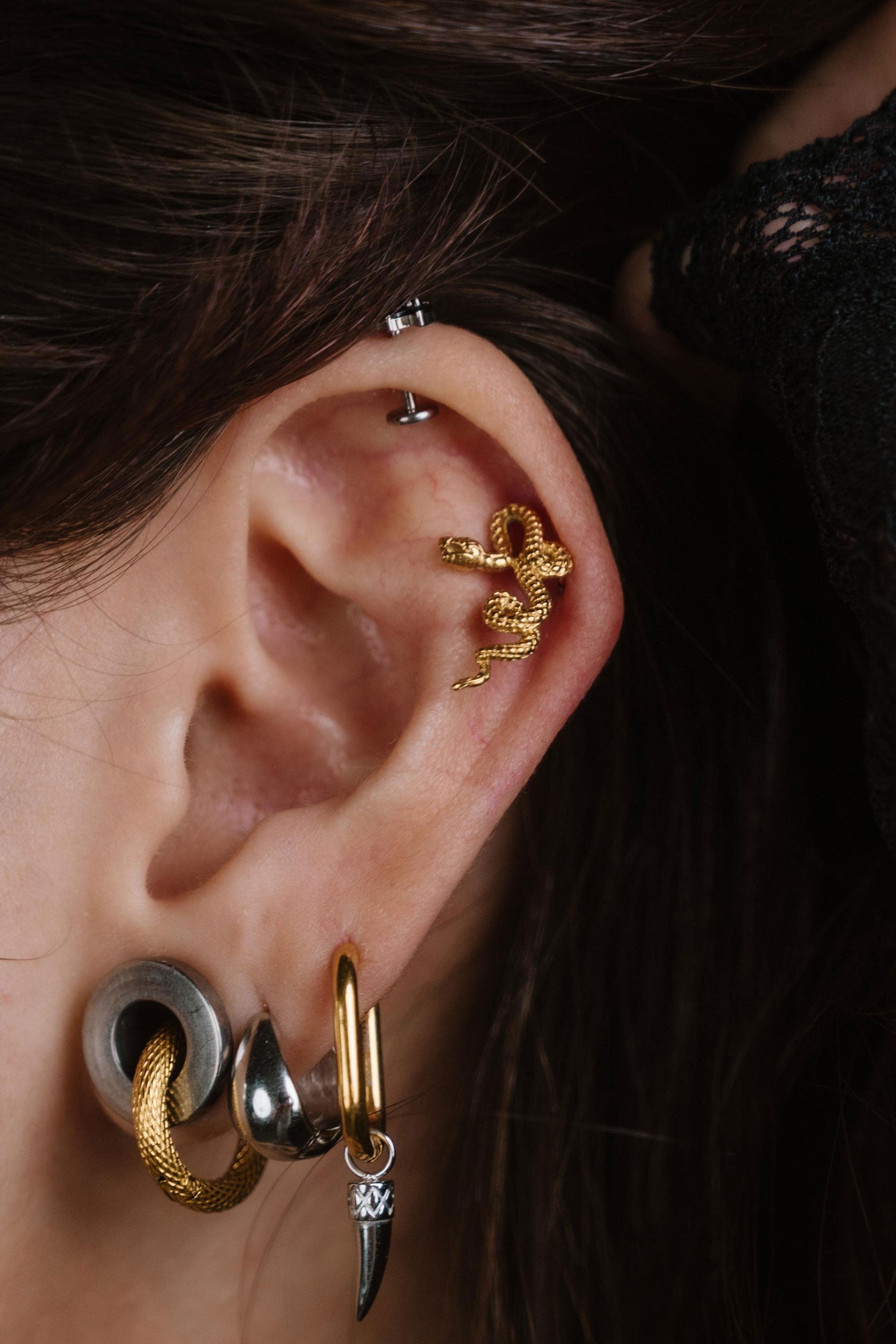 Serpentine Flat Back Stud