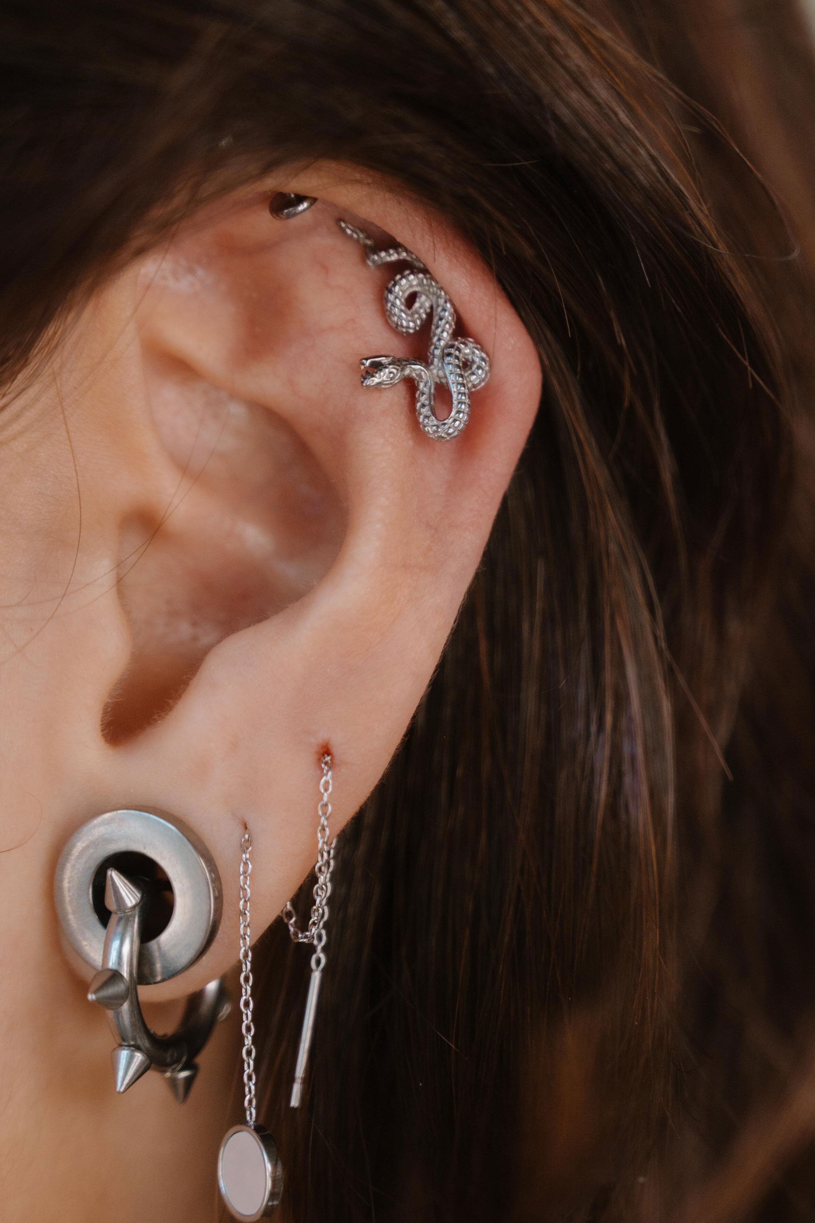 Serpentine Flat Back Stud
