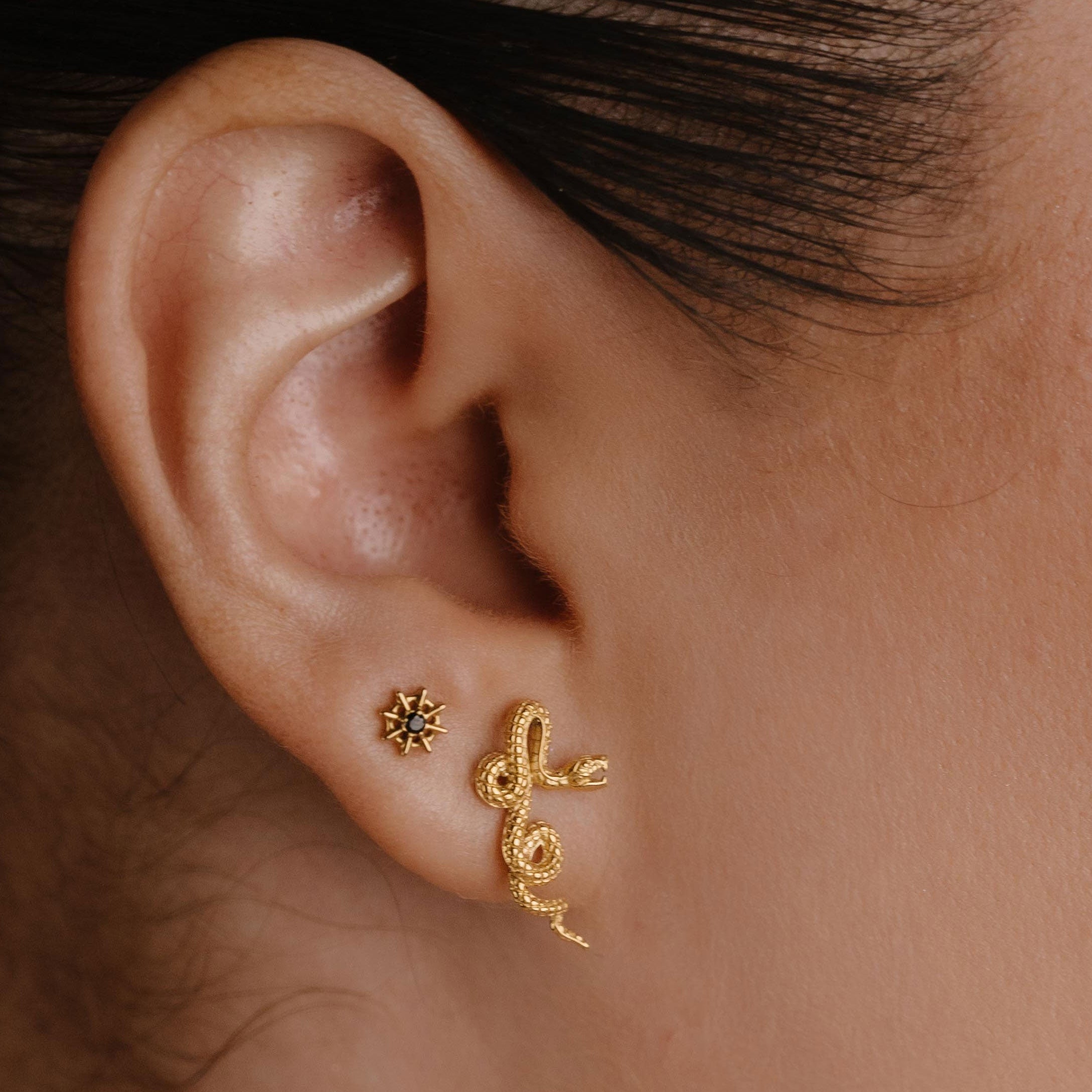 Serpentine Flat Back Stud