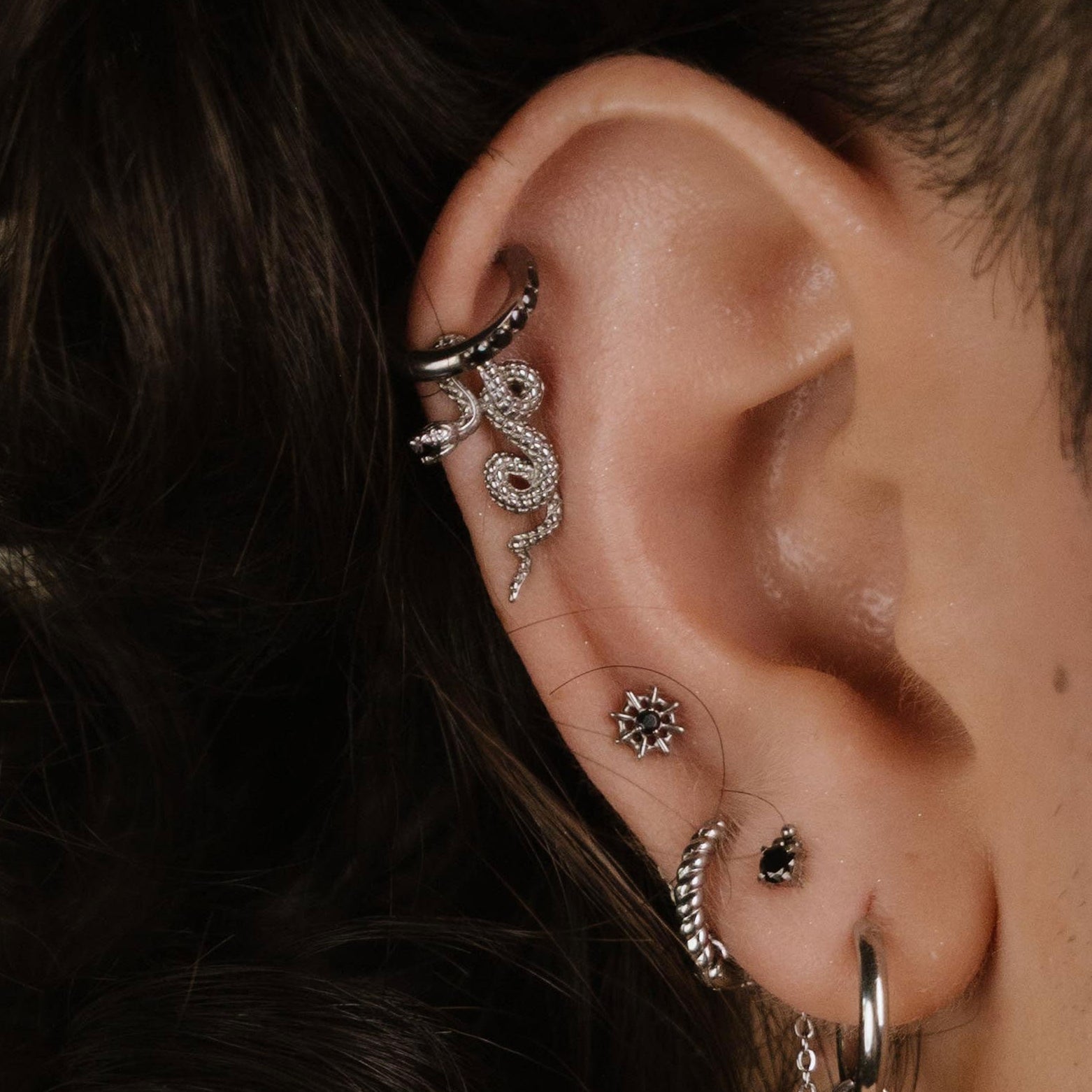 Serpentine Flat Back Stud