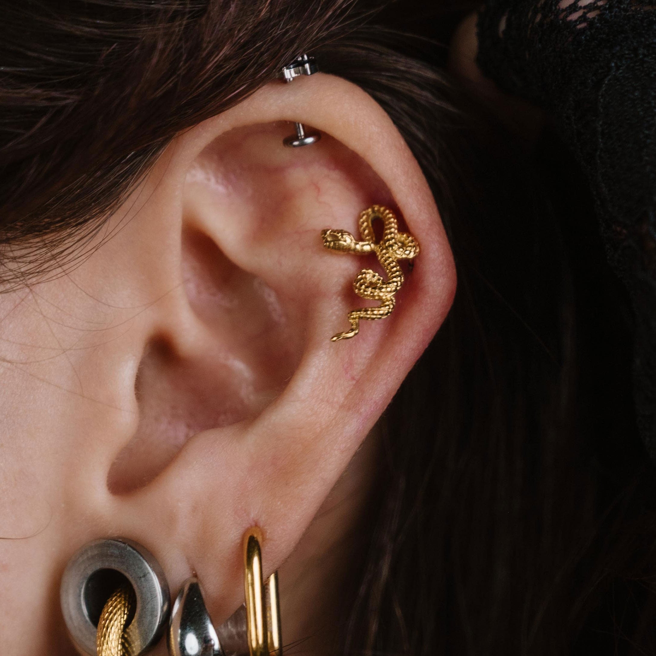 Serpentine Flat Back Stud