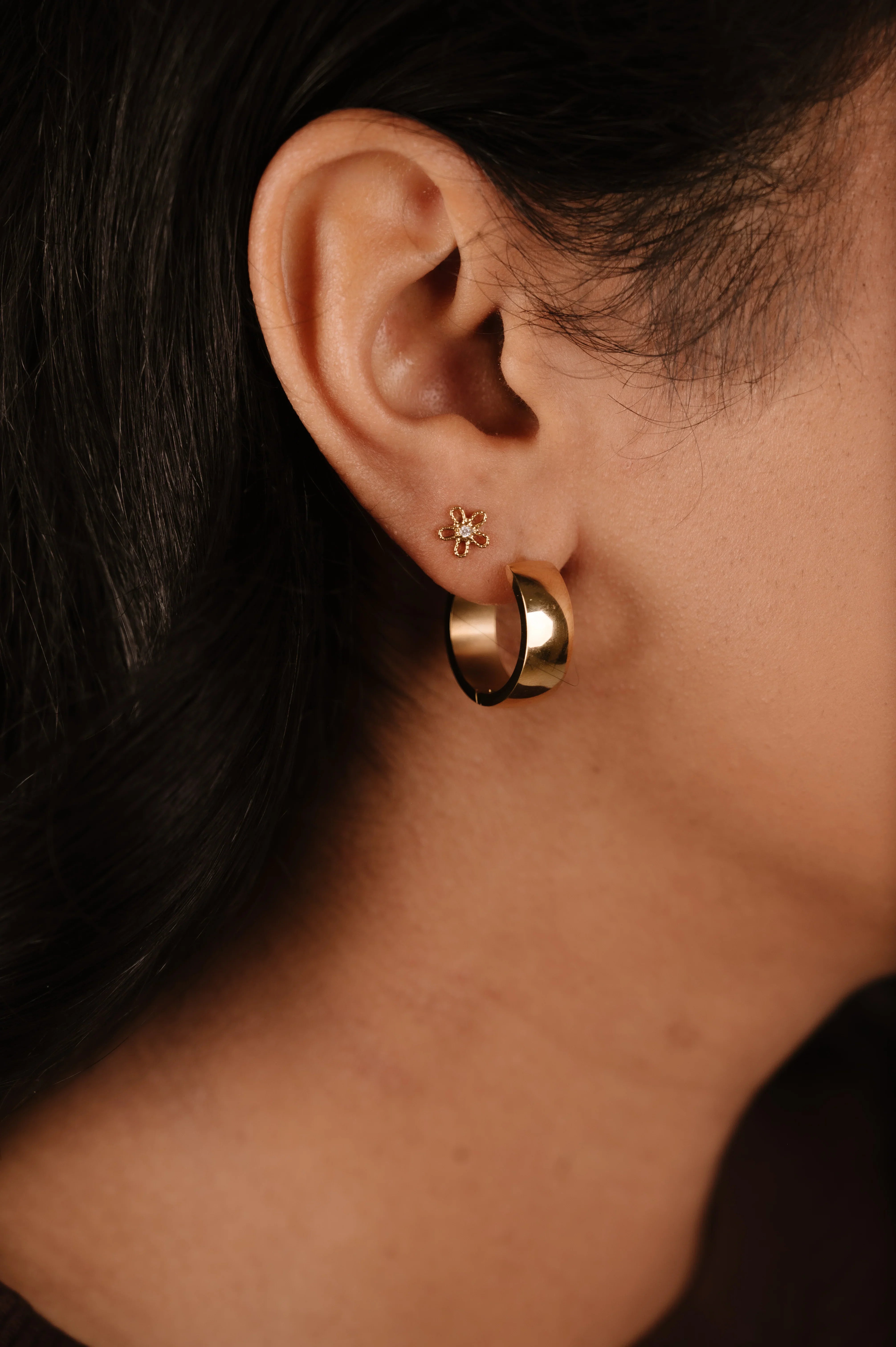 Frosted Daisy Flat Back Stud