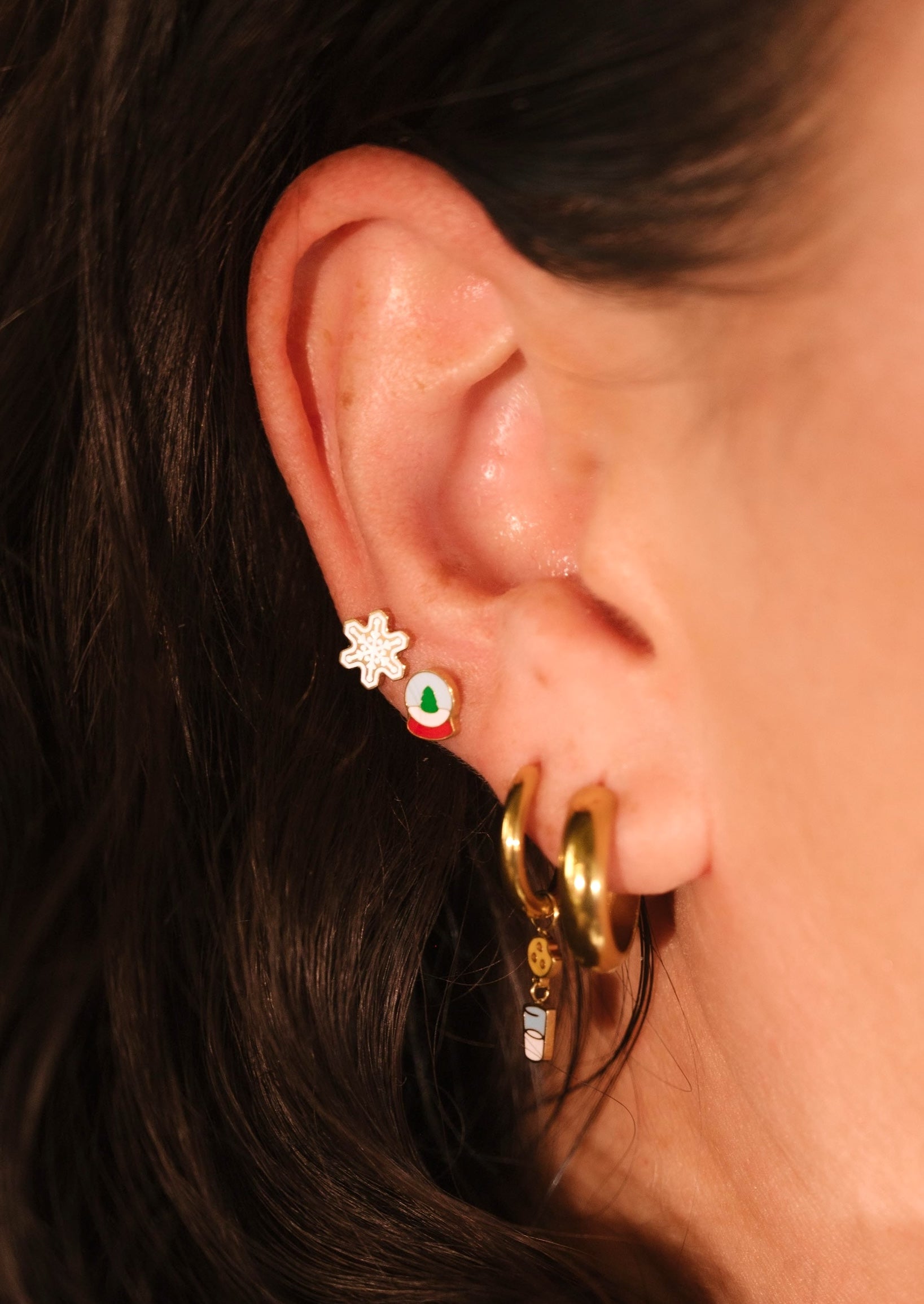 Snow Globe Enamel Flat Back Stud